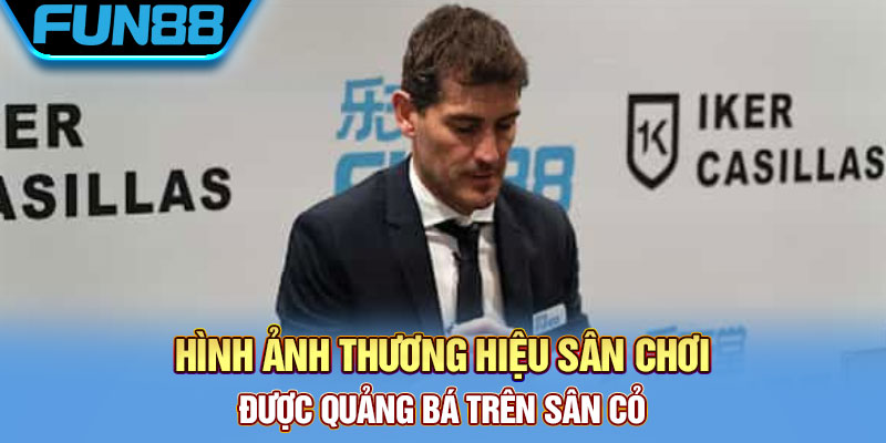 Bảng quảng cáo thương hiệu tài trợ trên sân vận động Ngoại hạng Anh